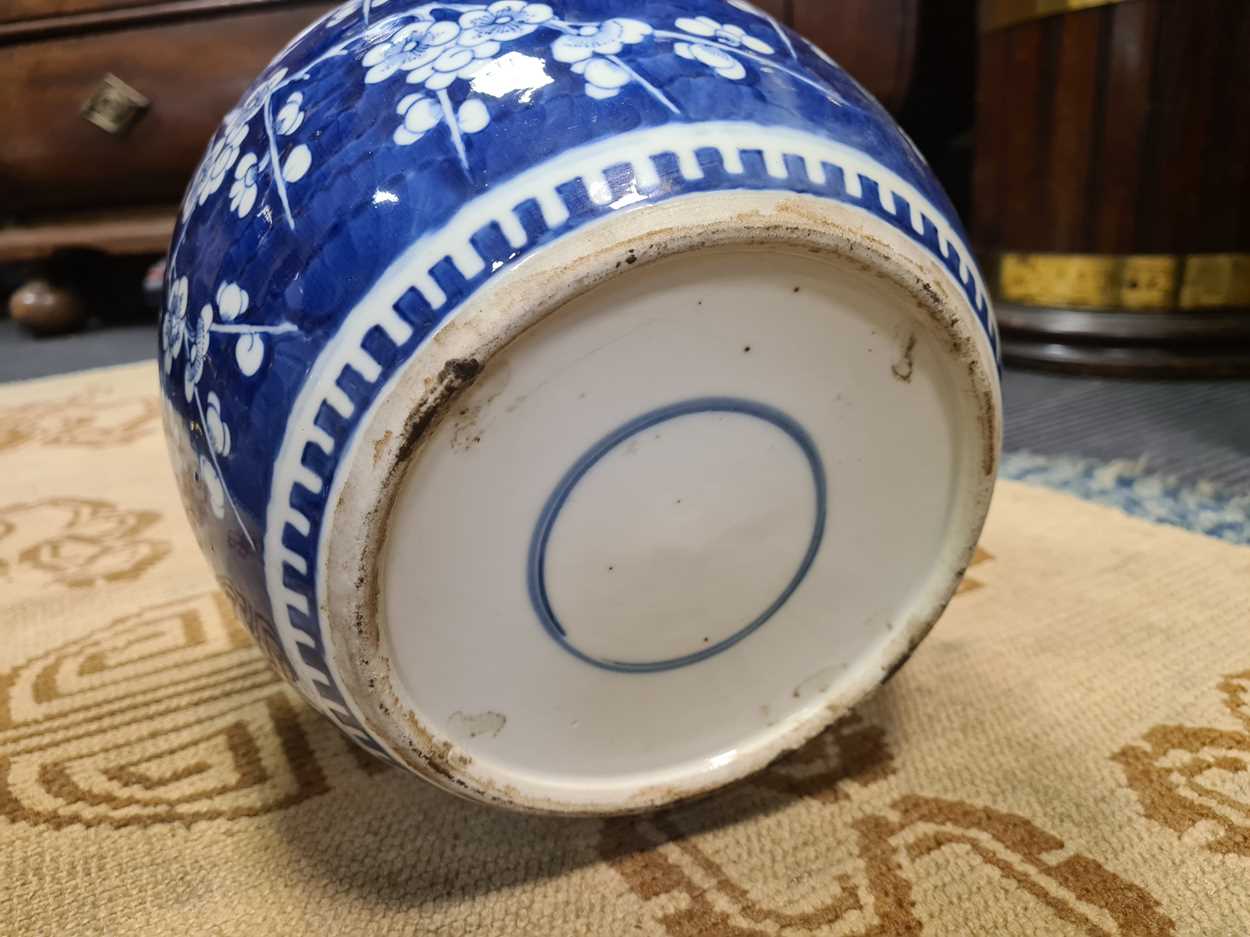 A Chinese blue and white porcelain ginger jar and cover, Qing Dynasty, 19th century, - Bild 13 aus 18