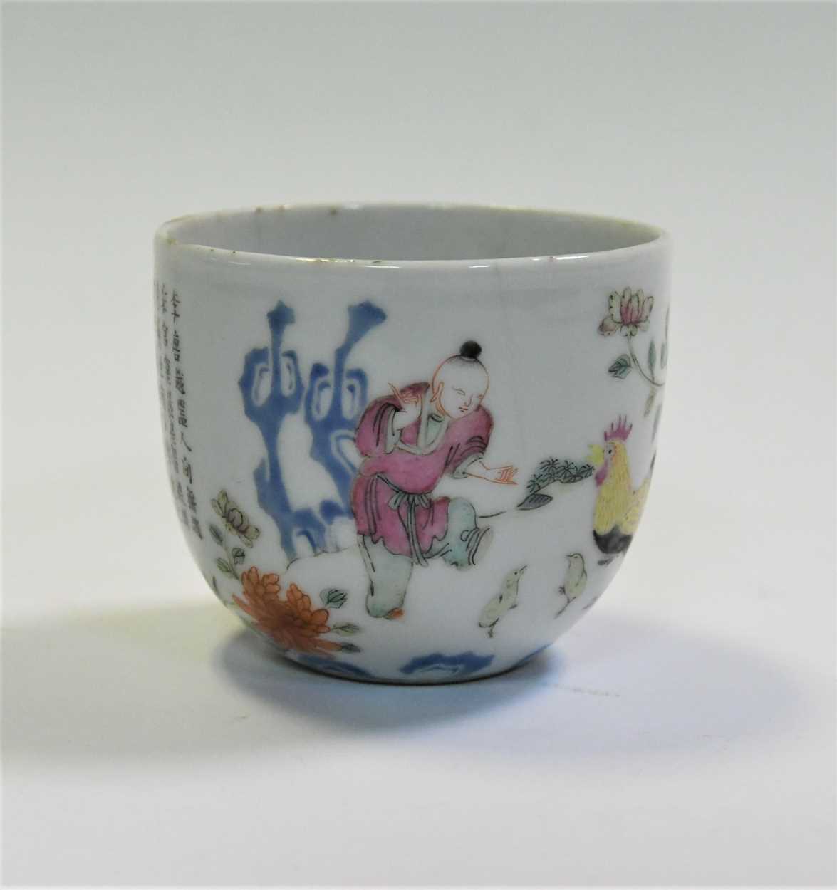 A Chinese famille rose chicken cup, late Qing Dynasty, - Bild 5 aus 12