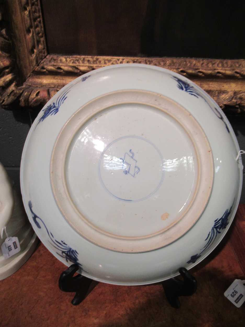 A Chinese blue and white porcelain lotus dish, Qing Dynasty, Kangxi (1662-1722), - Bild 2 aus 15