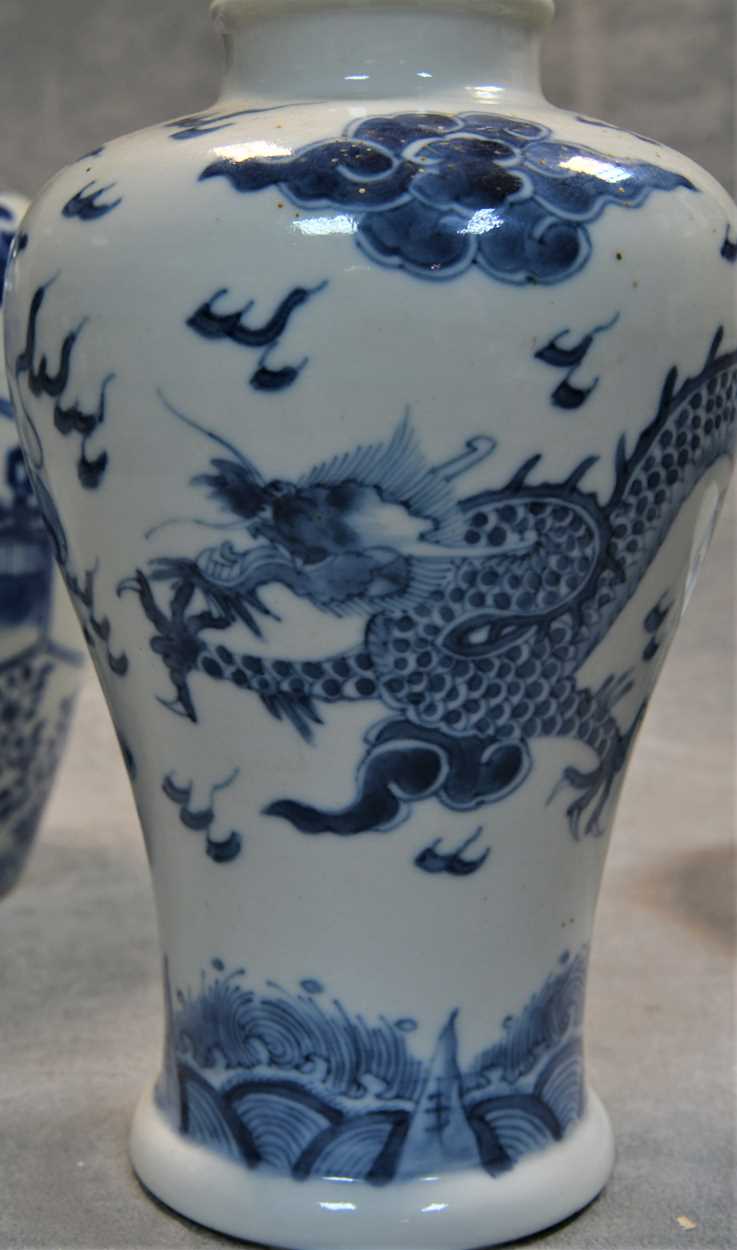 A Chinese blue and white porcelain vase, Qing Dynasty, 19th century, - Bild 7 aus 13