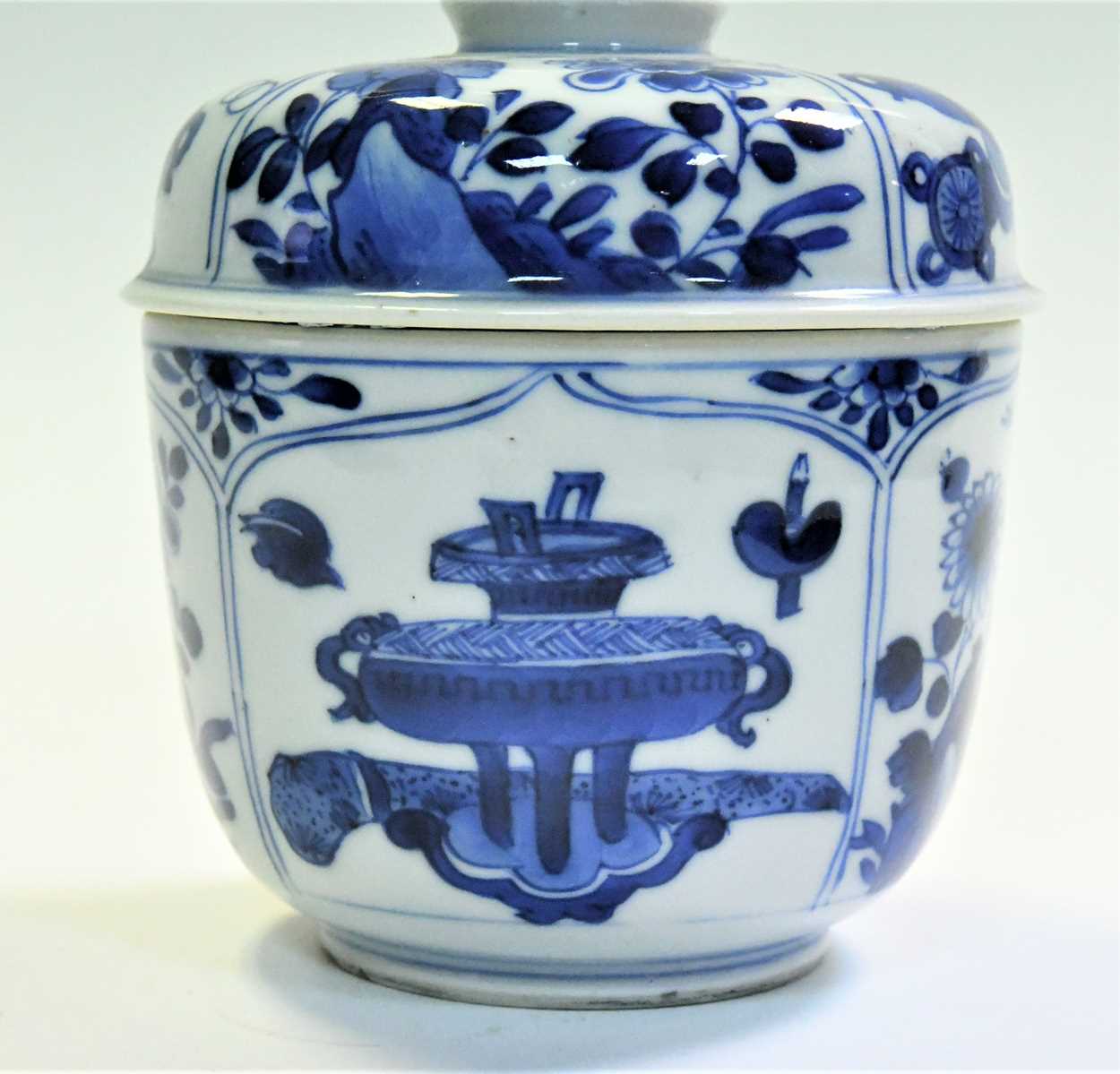 A Chinese blue and white bowl and cover, Qing Dynasty, Kangxi (1662-1722), - Bild 3 aus 12