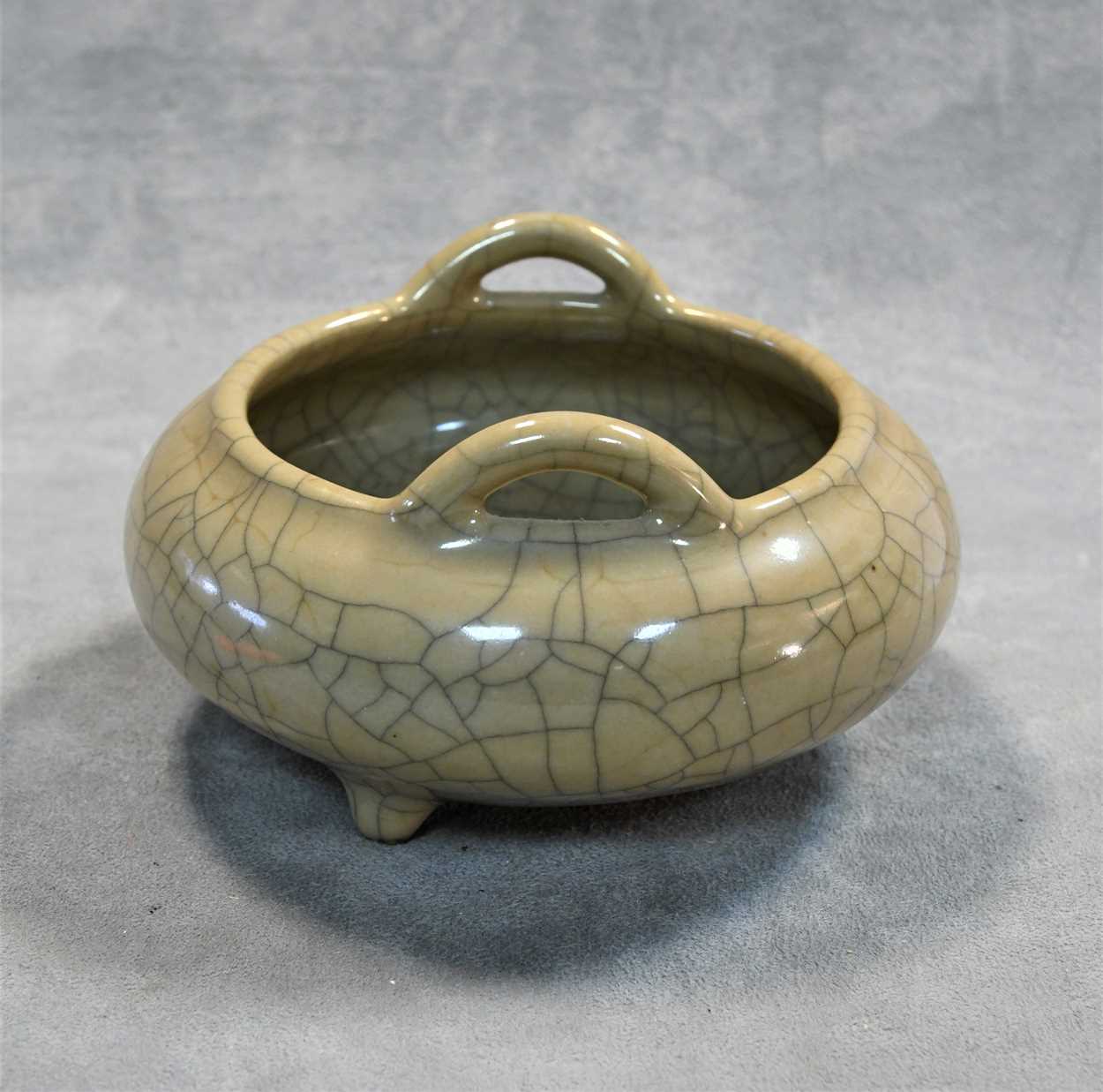 A Chinese crackle glazed porcelain censer, Qing Dynasty, 19th century, - Bild 9 aus 17