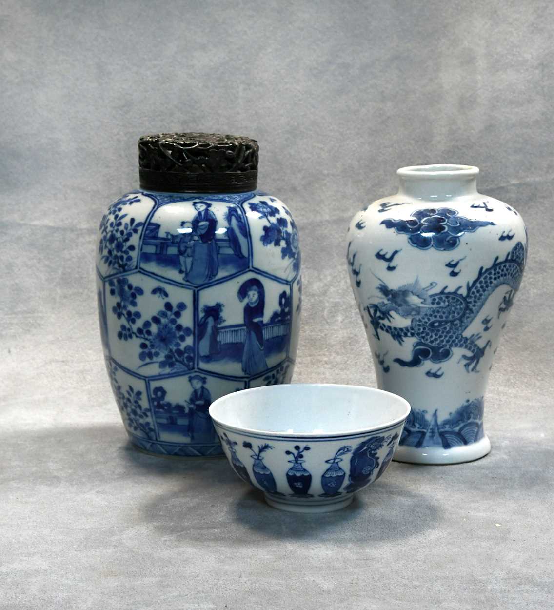 A Chinese blue and white porcelain vase, Qing Dynasty, 19th century, - Bild 3 aus 13