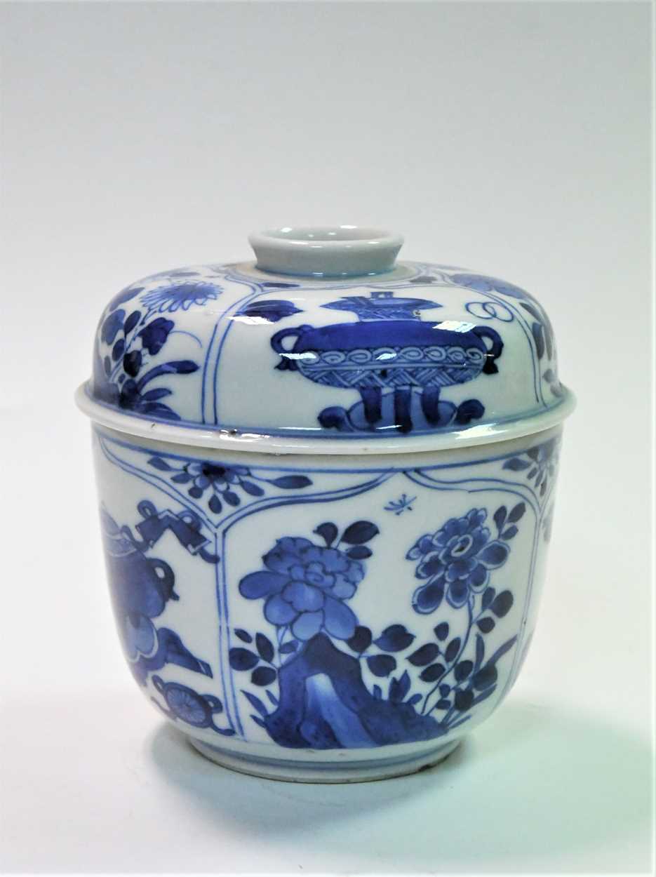 A Chinese blue and white bowl and cover, Qing Dynasty, Kangxi (1662-1722), - Bild 2 aus 12