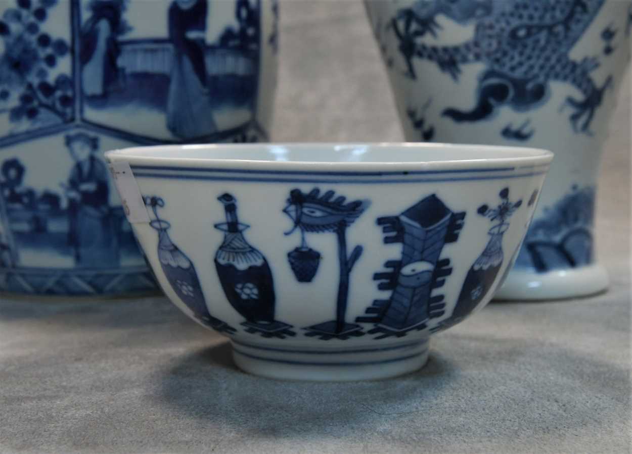 A Chinese blue and white porcelain vase, Qing Dynasty, 19th century, - Bild 6 aus 13