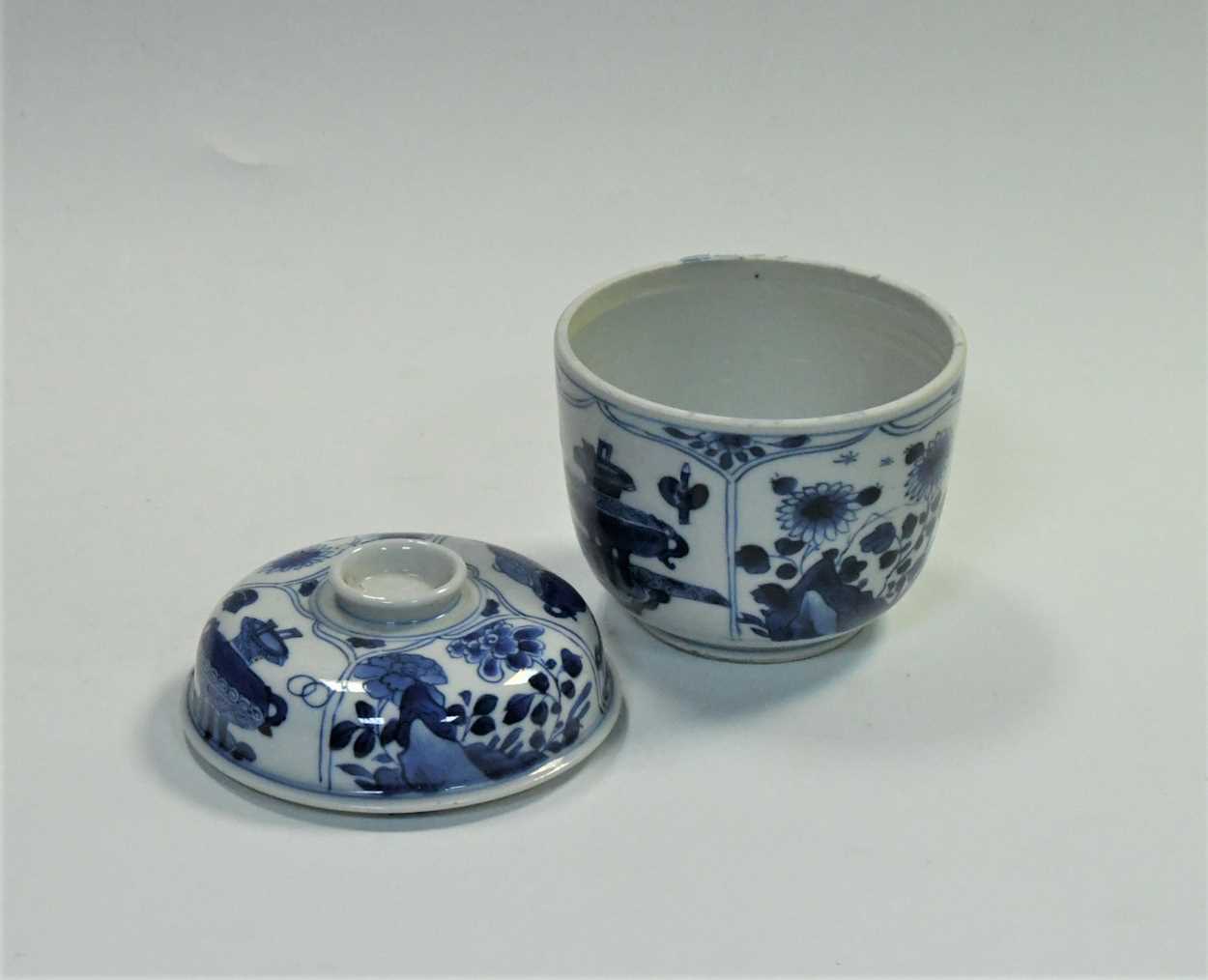 A Chinese blue and white bowl and cover, Qing Dynasty, Kangxi (1662-1722), - Bild 7 aus 12