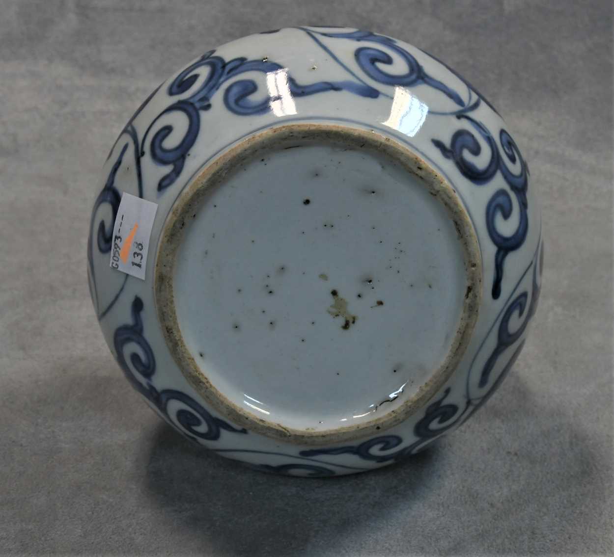 A Chinese blue and white porcelain kendi, late Ming Dynasty, circa 1600-1650, - Bild 5 aus 6