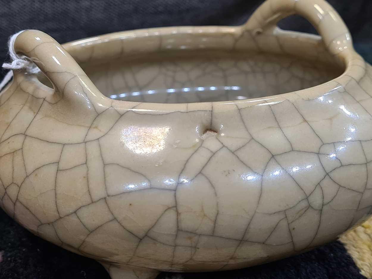 A Chinese crackle glazed porcelain censer, Qing Dynasty, 19th century, - Bild 14 aus 17