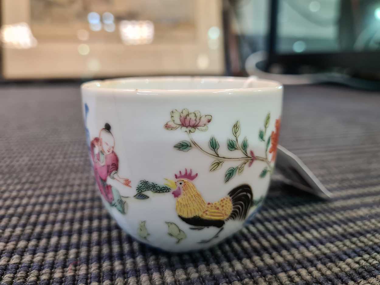 A Chinese famille rose chicken cup, late Qing Dynasty, - Bild 6 aus 12