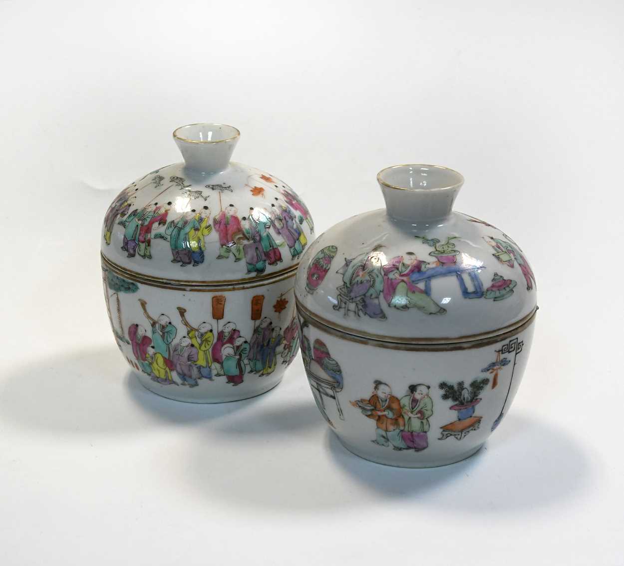 Two similar famille rose bowls and covers, late Qing Dynasty/early Republic Period, - Bild 2 aus 25