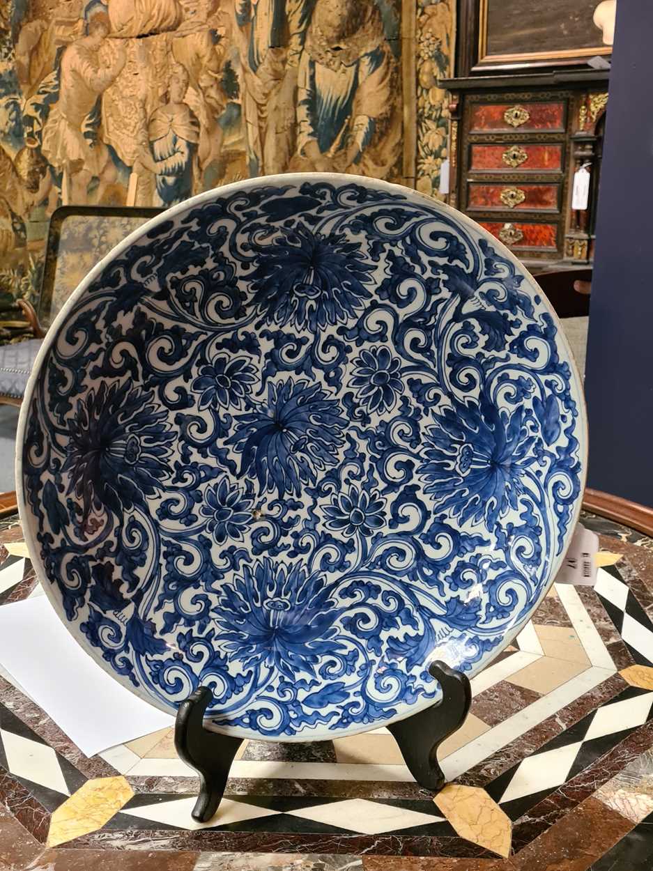 A Chinese blue and white porcelain lotus dish, Qing Dynasty, Kangxi (1662-1722), - Bild 11 aus 15