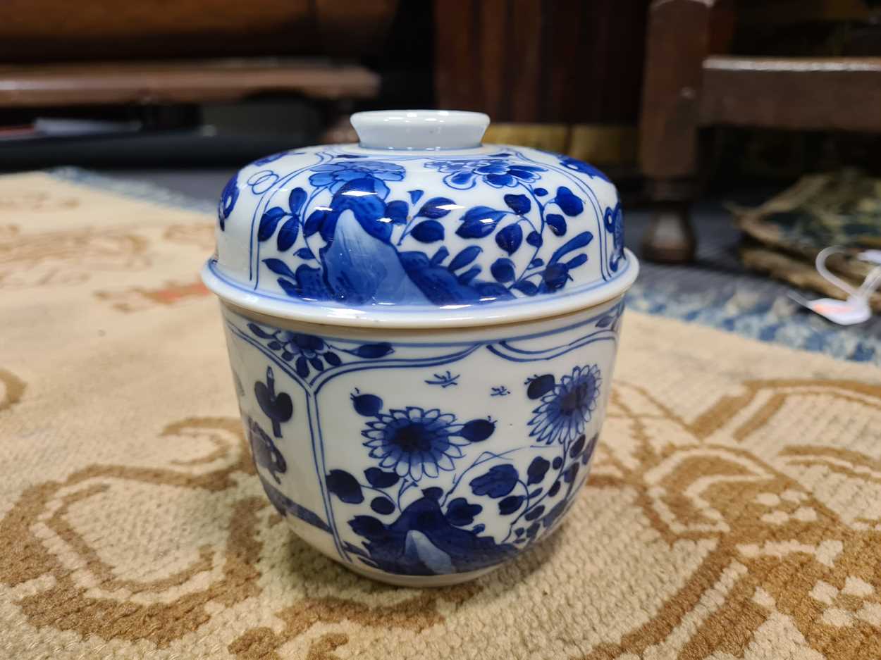 A Chinese blue and white bowl and cover, Qing Dynasty, Kangxi (1662-1722), - Bild 10 aus 12