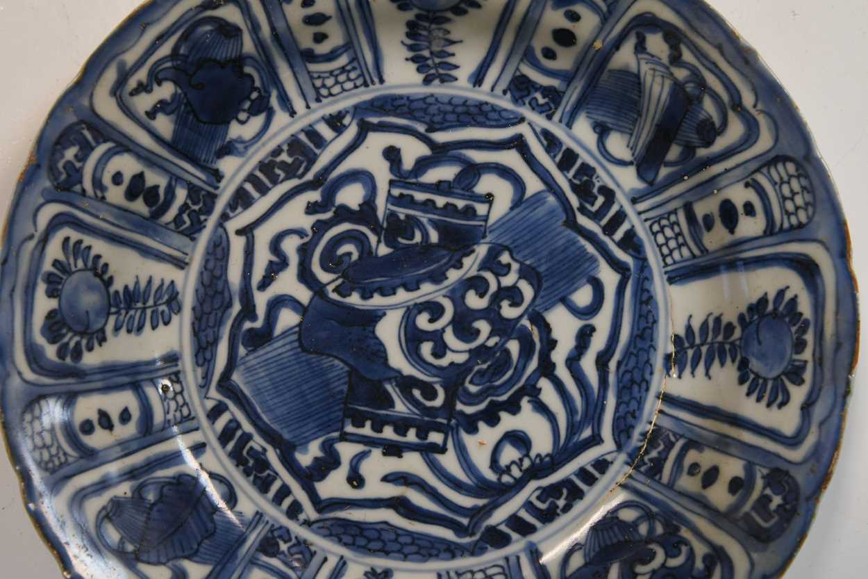 A Chinese Kraak porcelain small bowl, 17th century, - Bild 3 aus 7