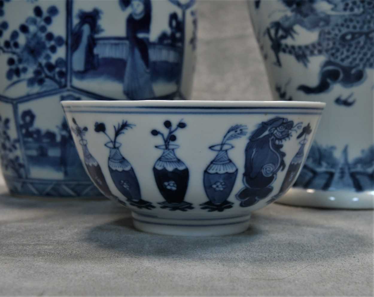 A Chinese blue and white porcelain vase, Qing Dynasty, 19th century, - Bild 4 aus 13