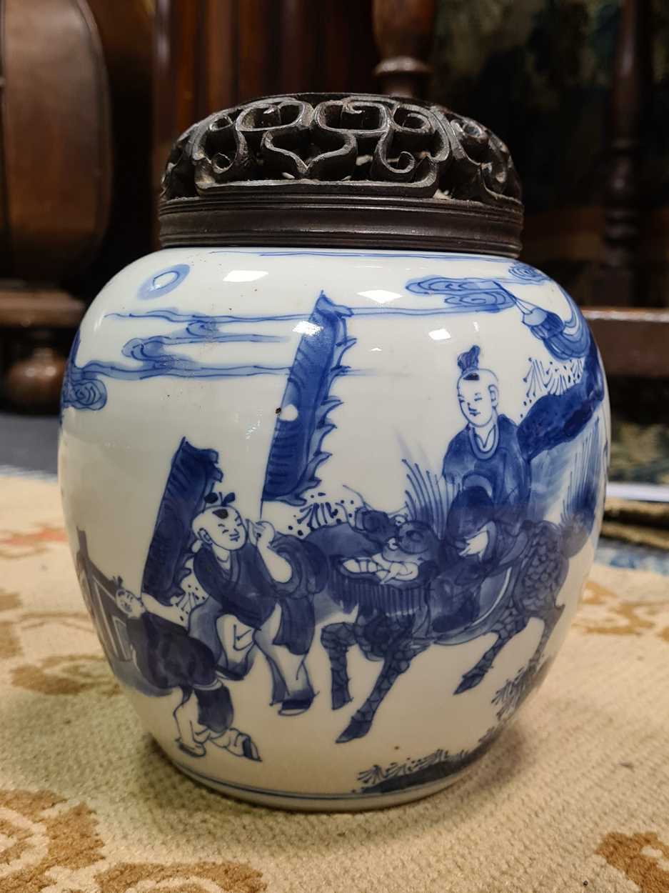 A Chinese blue and white porcelain ginger jar, Qing Dynasty, Kangxi (1662-1722), - Bild 8 aus 13