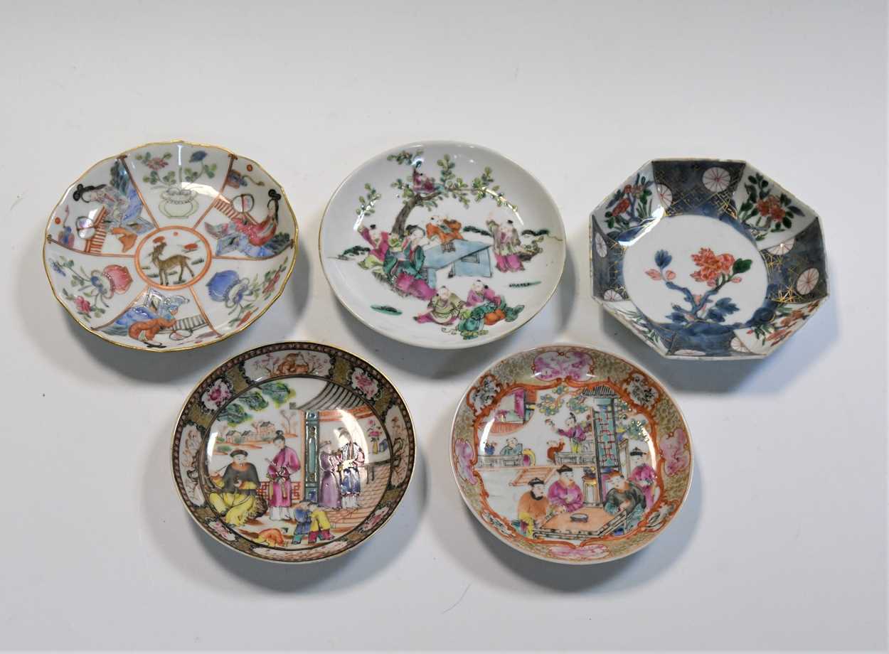 A group of five Chinese and Japanese tea and coffee cups and saucers, 18th/19th century, - Bild 2 aus 18