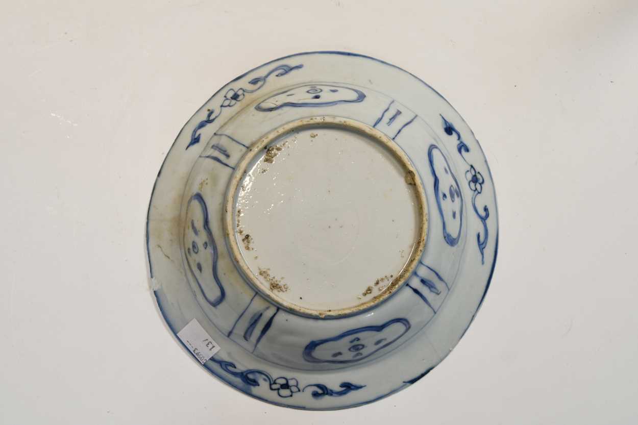 A Chinese Kraak porcelain small bowl, 17th century, - Bild 6 aus 7