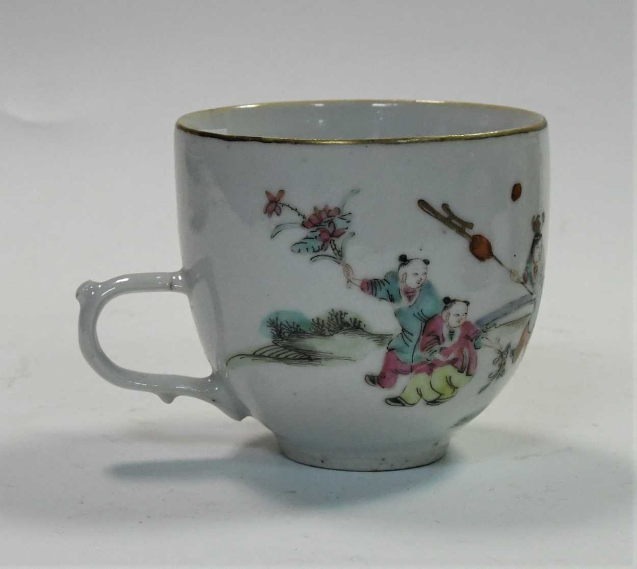 A group of five Chinese and Japanese tea and coffee cups and saucers, 18th/19th century, - Bild 17 aus 18