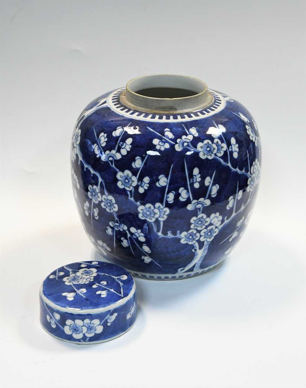 A Chinese blue and white porcelain ginger jar and cover, Qing Dynasty, 19th century, - Bild 3 aus 18