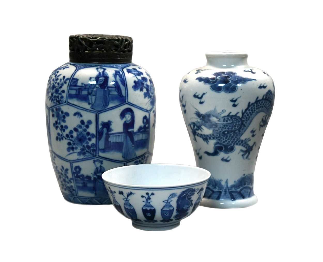 A Chinese blue and white porcelain vase, Qing Dynasty, 19th century,