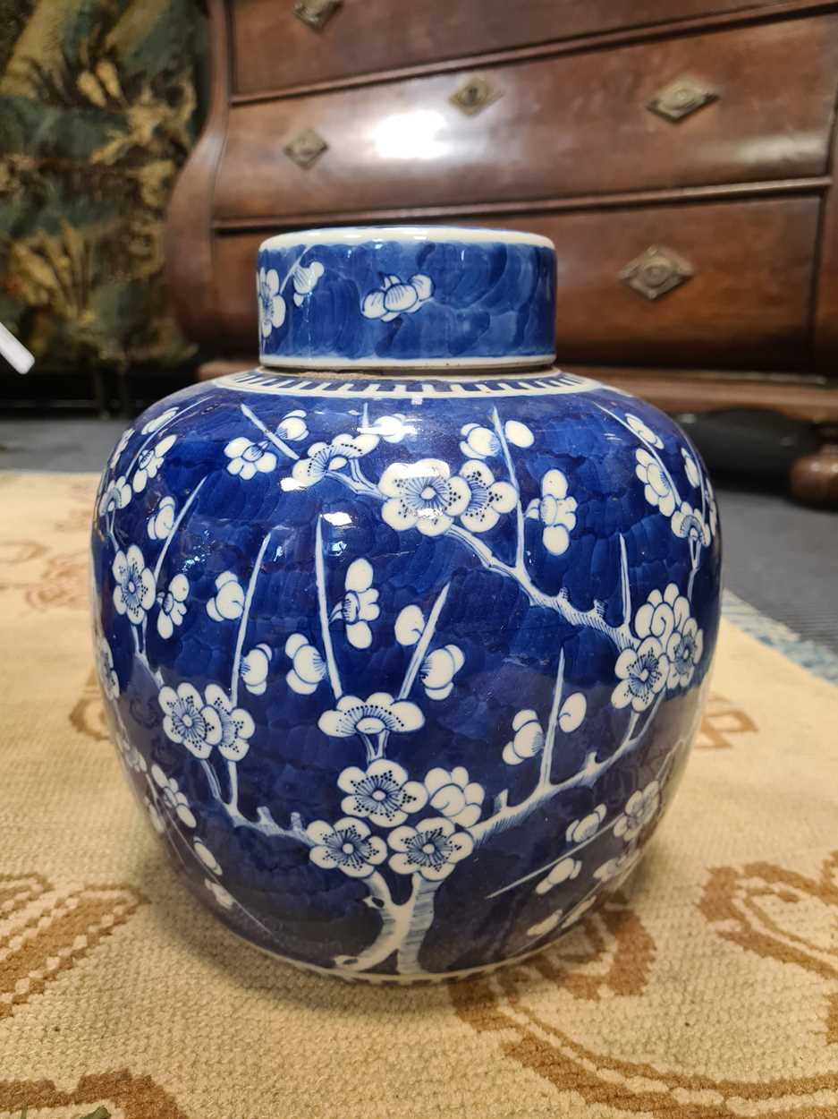 A Chinese blue and white porcelain ginger jar and cover, Qing Dynasty, 19th century, - Bild 12 aus 18