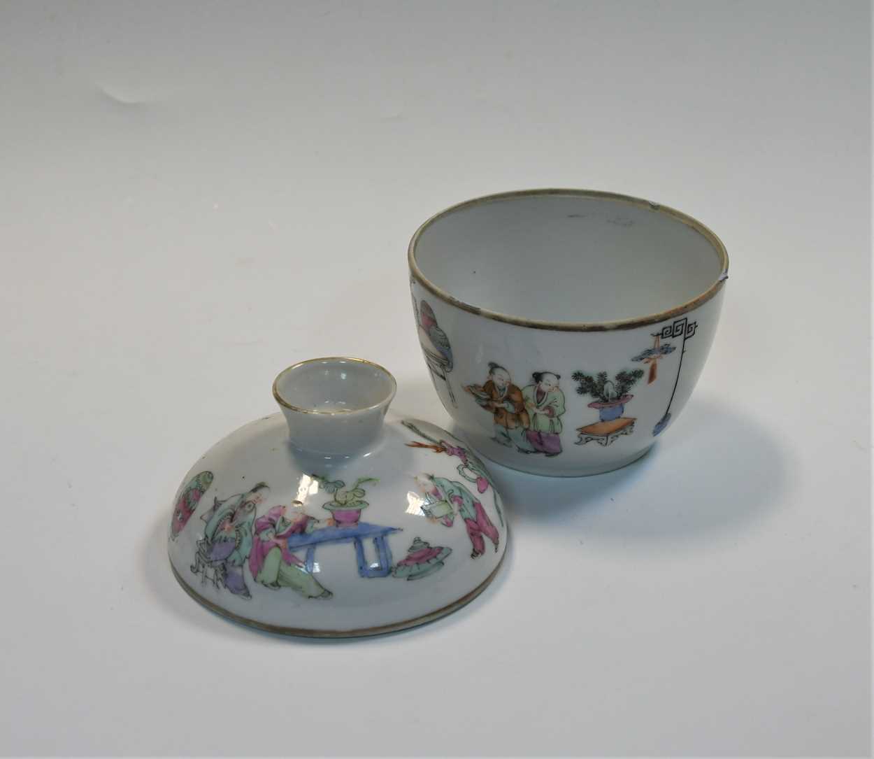 Two similar famille rose bowls and covers, late Qing Dynasty/early Republic Period, - Bild 3 aus 25