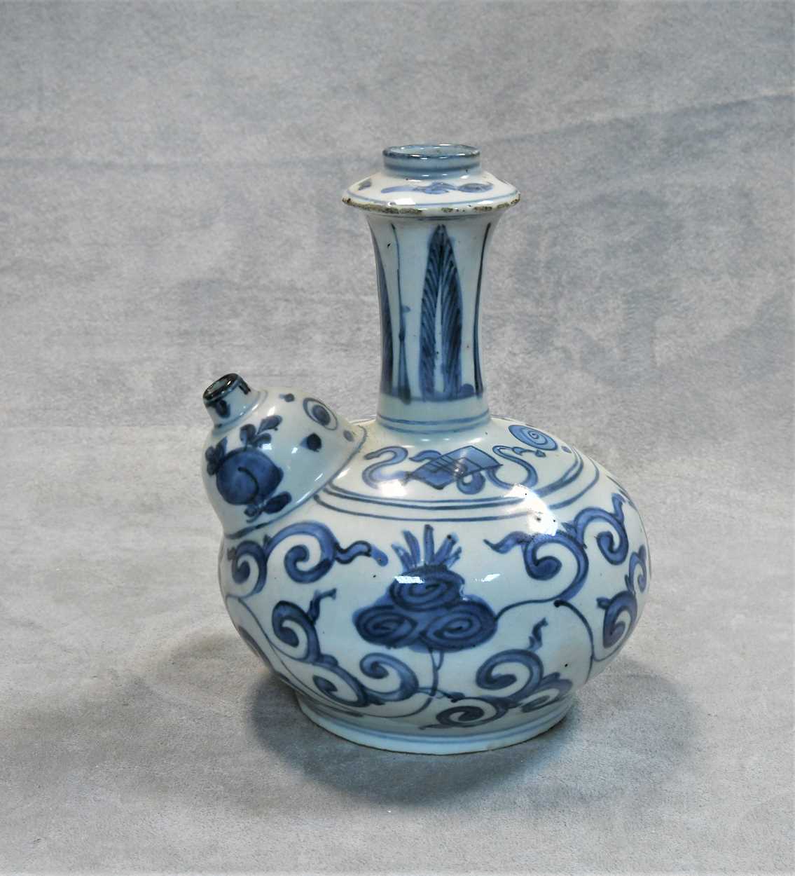 A Chinese blue and white porcelain kendi, late Ming Dynasty, circa 1600-1650, - Bild 2 aus 6