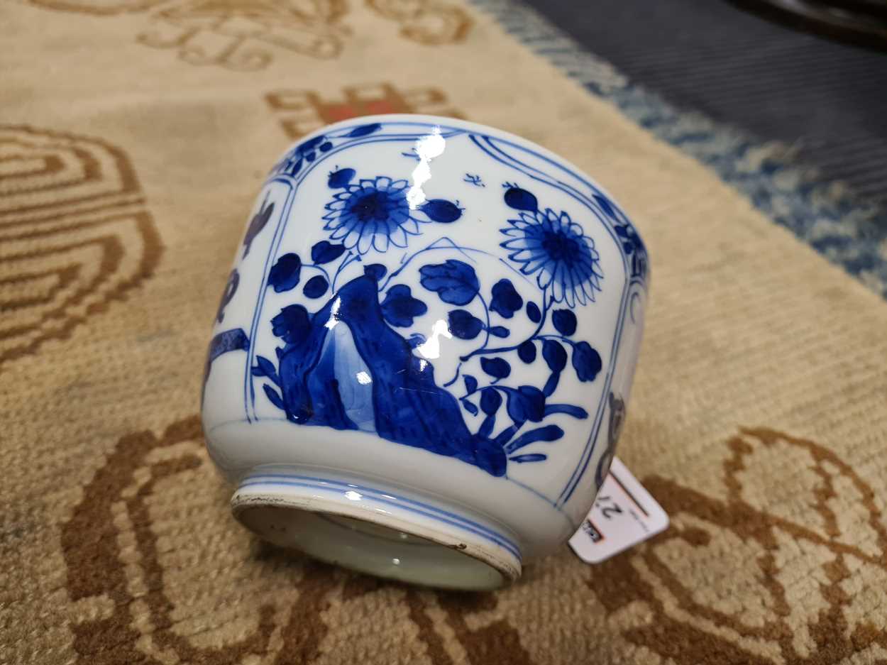 A Chinese blue and white bowl and cover, Qing Dynasty, Kangxi (1662-1722), - Bild 12 aus 12