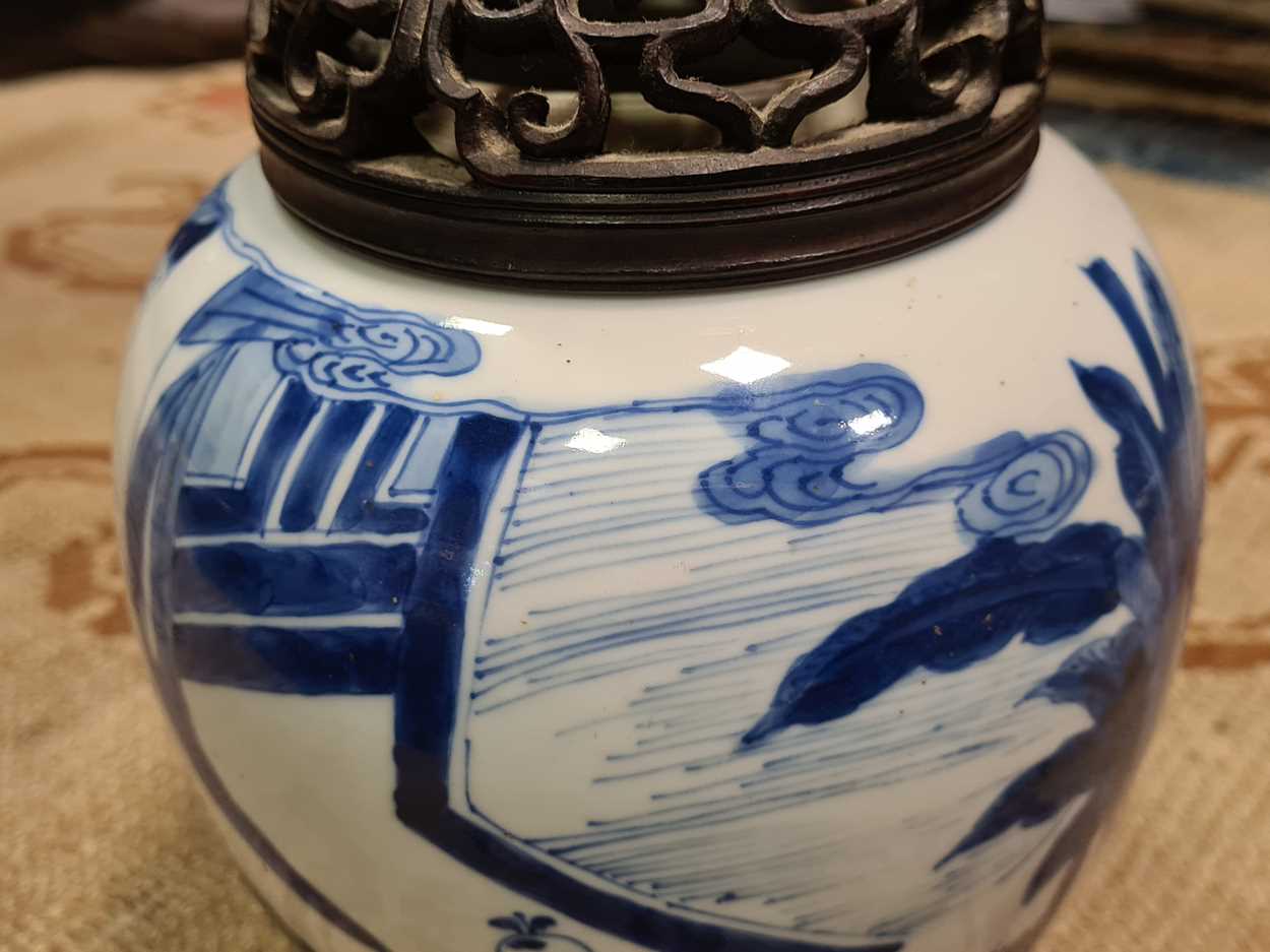 A Chinese blue and white porcelain ginger jar, Qing Dynasty, Kangxi (1662-1722), - Bild 9 aus 13