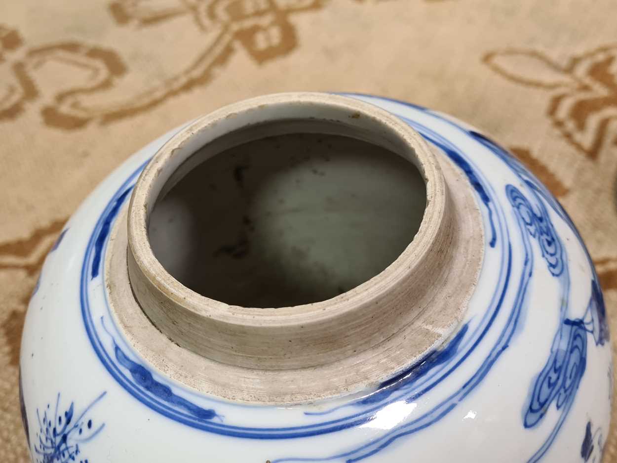 A Chinese blue and white porcelain ginger jar, Qing Dynasty, Kangxi (1662-1722), - Bild 12 aus 13