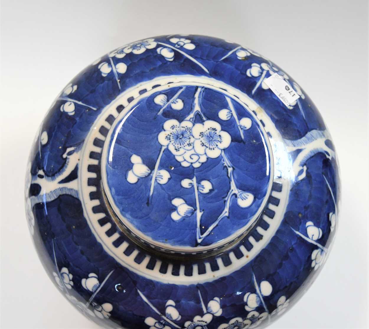A Chinese blue and white porcelain ginger jar and cover, Qing Dynasty, 19th century, - Bild 4 aus 18