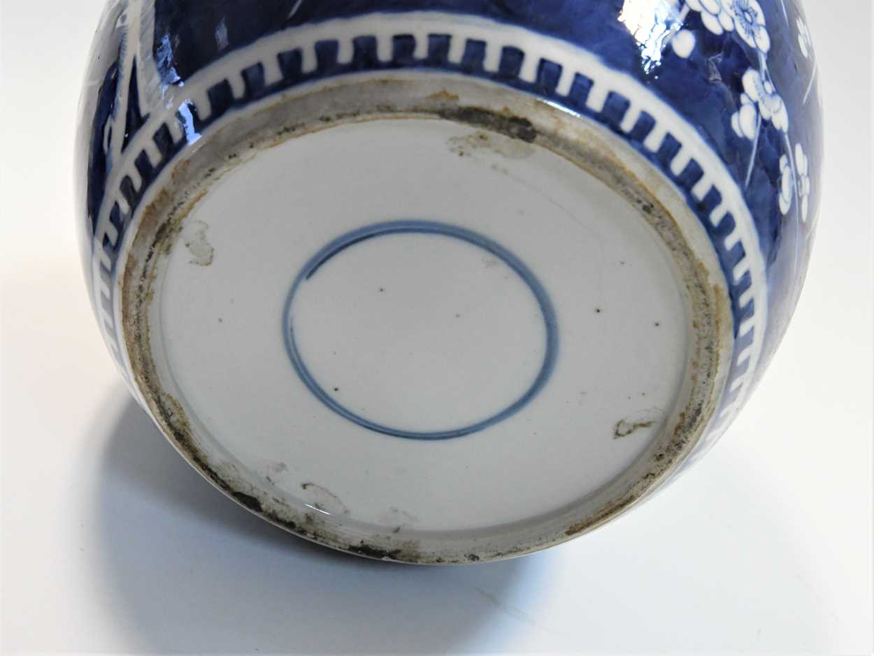 A Chinese blue and white porcelain ginger jar and cover, Qing Dynasty, 19th century, - Bild 5 aus 18