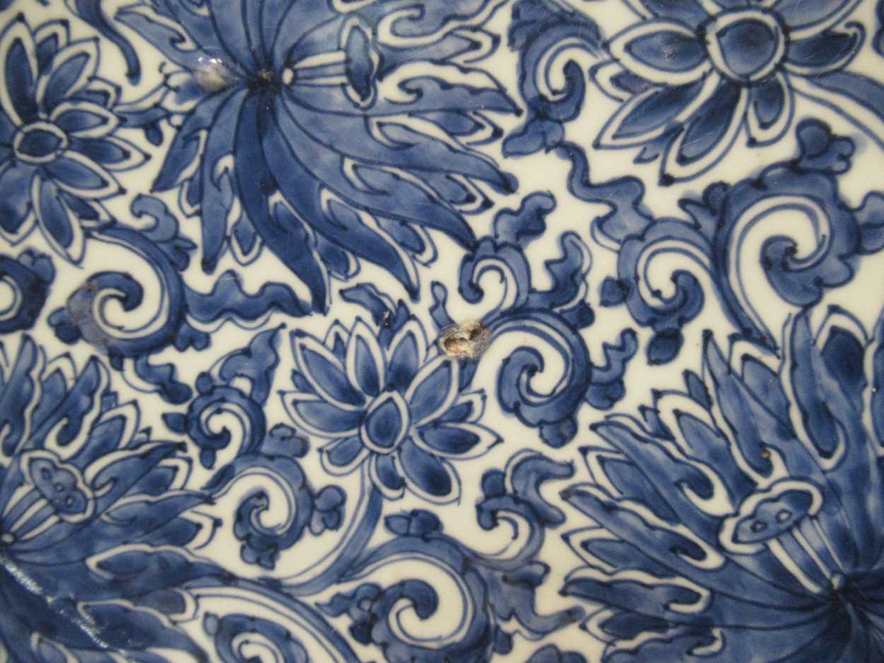 A Chinese blue and white porcelain lotus dish, Qing Dynasty, Kangxi (1662-1722), - Bild 3 aus 15