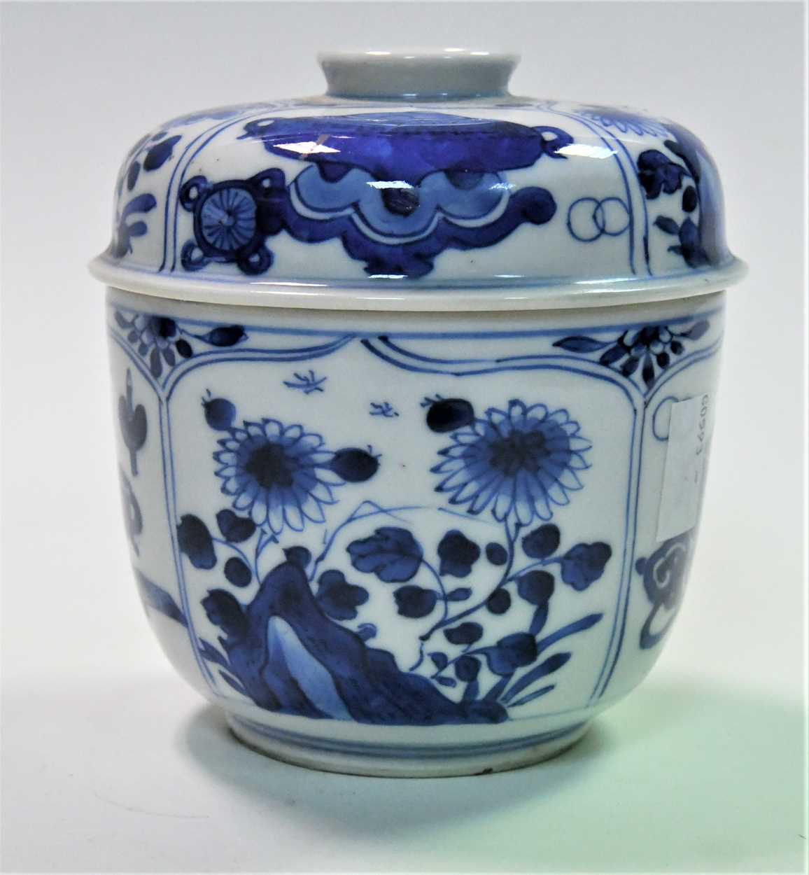 A Chinese blue and white bowl and cover, Qing Dynasty, Kangxi (1662-1722), - Bild 4 aus 12