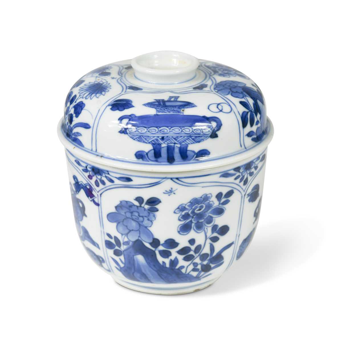 A Chinese blue and white bowl and cover, Qing Dynasty, Kangxi (1662-1722),