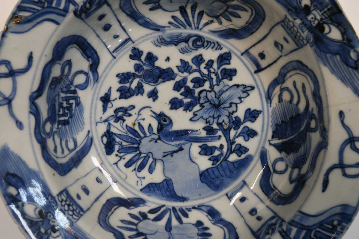 A Chinese Kraak porcelain small bowl, 17th century, - Bild 5 aus 7