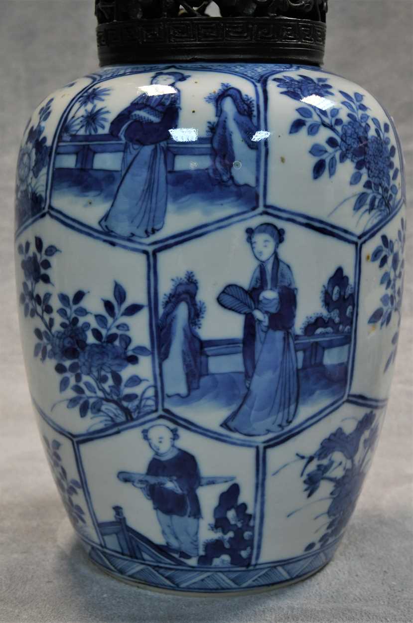 A Chinese blue and white porcelain vase, Qing Dynasty, 19th century, - Bild 10 aus 13