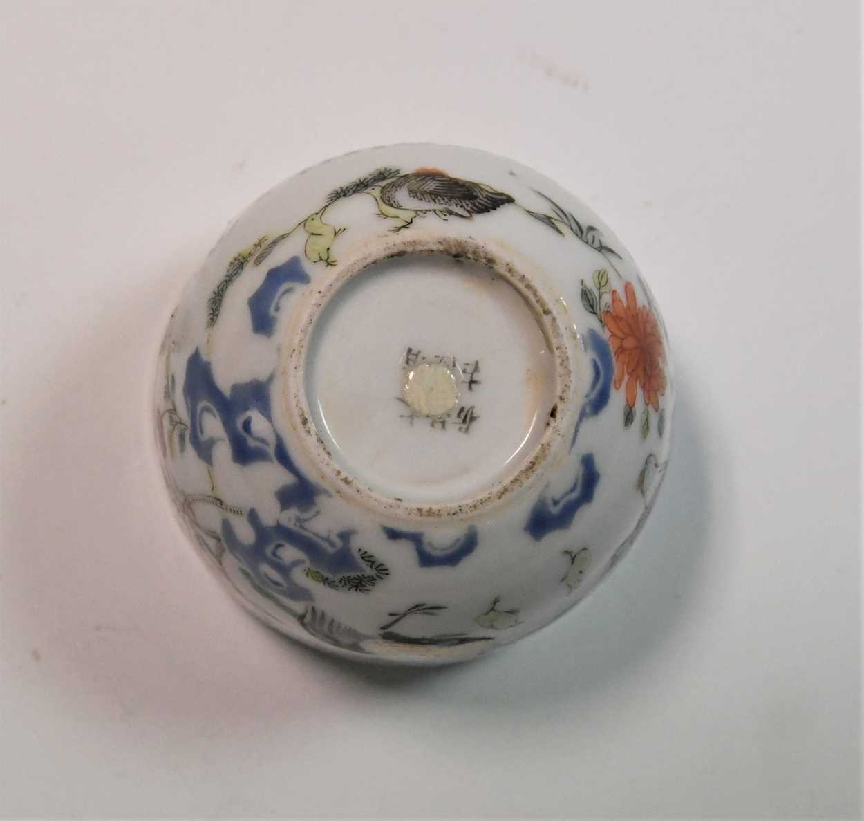 A Chinese famille rose chicken cup, late Qing Dynasty, - Bild 4 aus 12