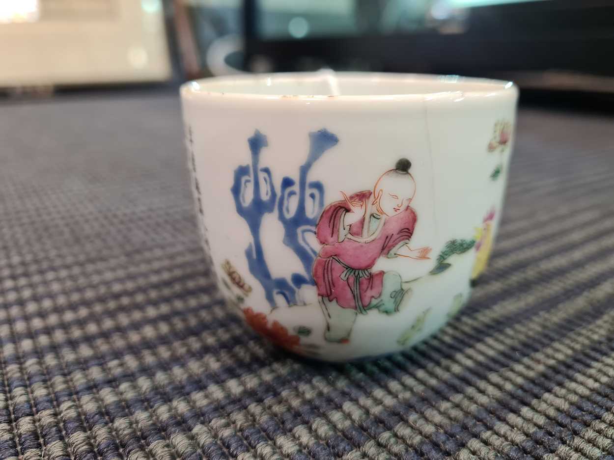 A Chinese famille rose chicken cup, late Qing Dynasty, - Bild 9 aus 12