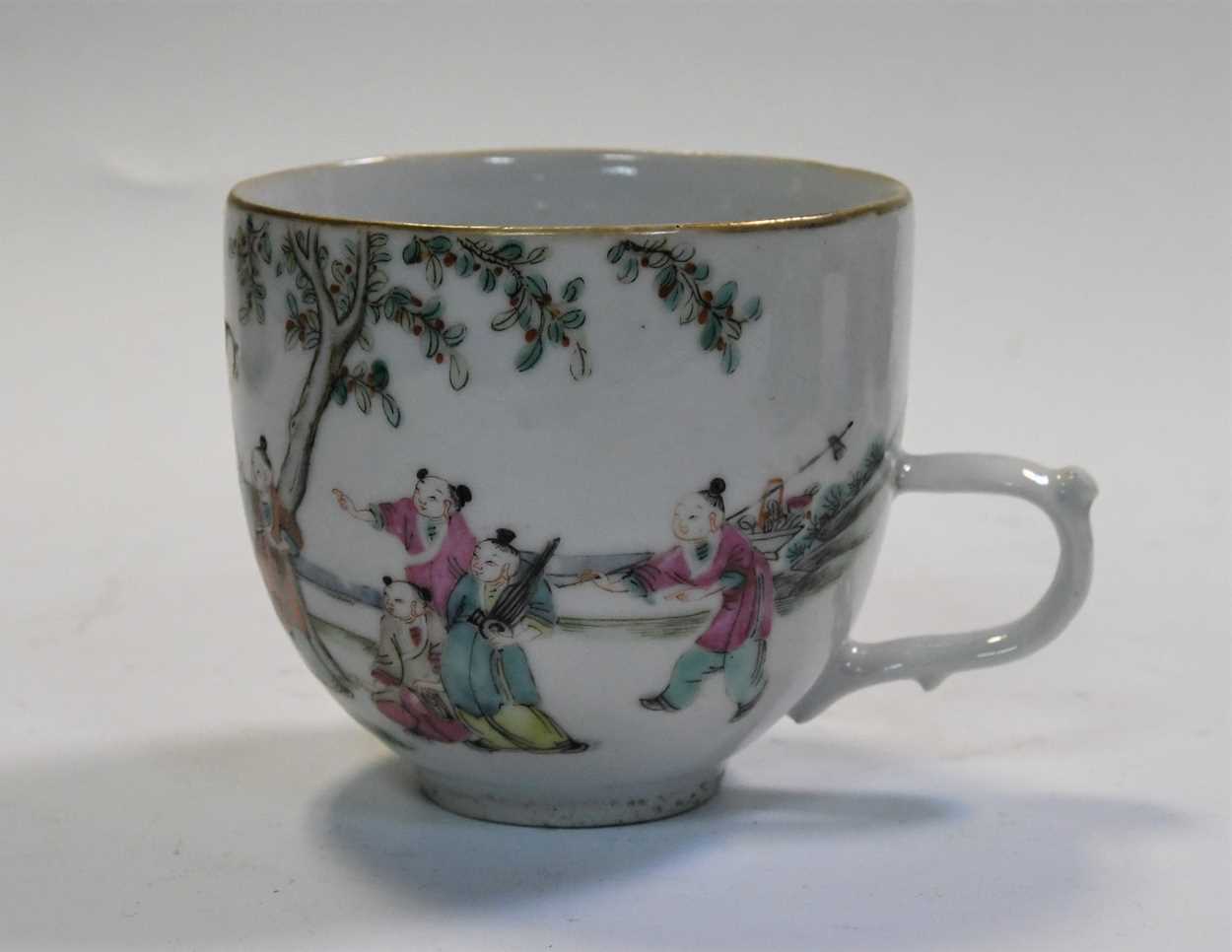 A group of five Chinese and Japanese tea and coffee cups and saucers, 18th/19th century, - Bild 16 aus 18