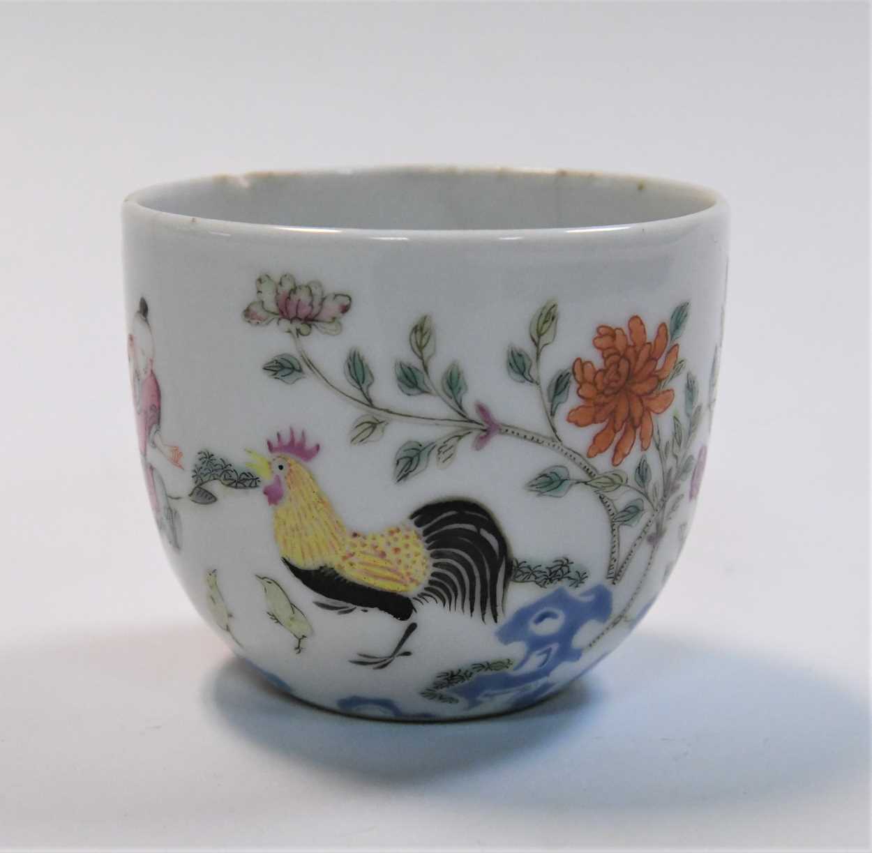 A Chinese famille rose chicken cup, late Qing Dynasty, - Bild 3 aus 12