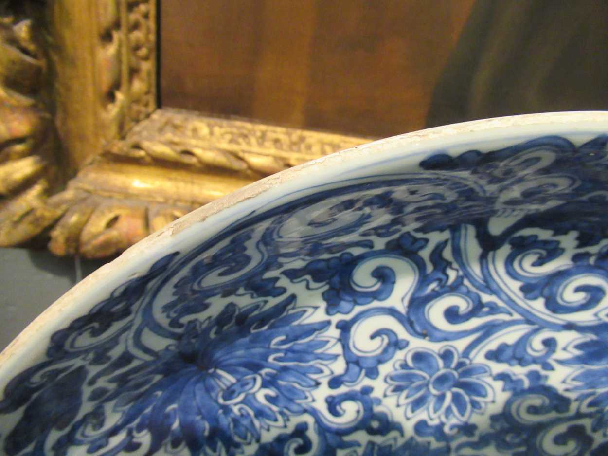 A Chinese blue and white porcelain lotus dish, Qing Dynasty, Kangxi (1662-1722), - Bild 5 aus 15