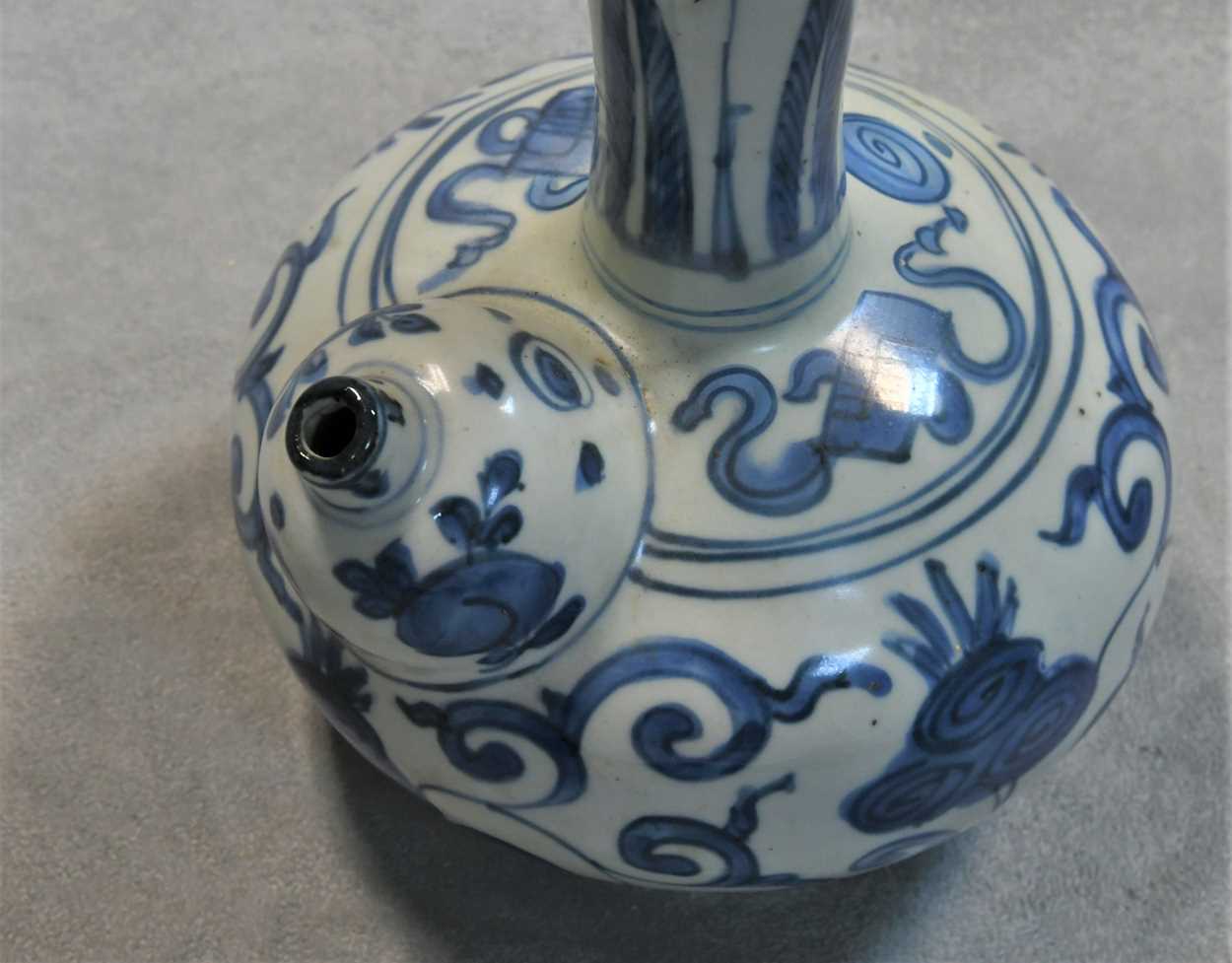 A Chinese blue and white porcelain kendi, late Ming Dynasty, circa 1600-1650, - Bild 4 aus 6