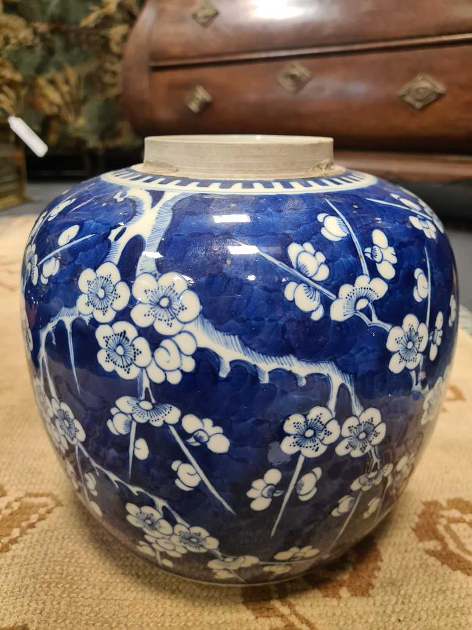 A Chinese blue and white porcelain ginger jar and cover, Qing Dynasty, 19th century, - Bild 11 aus 18