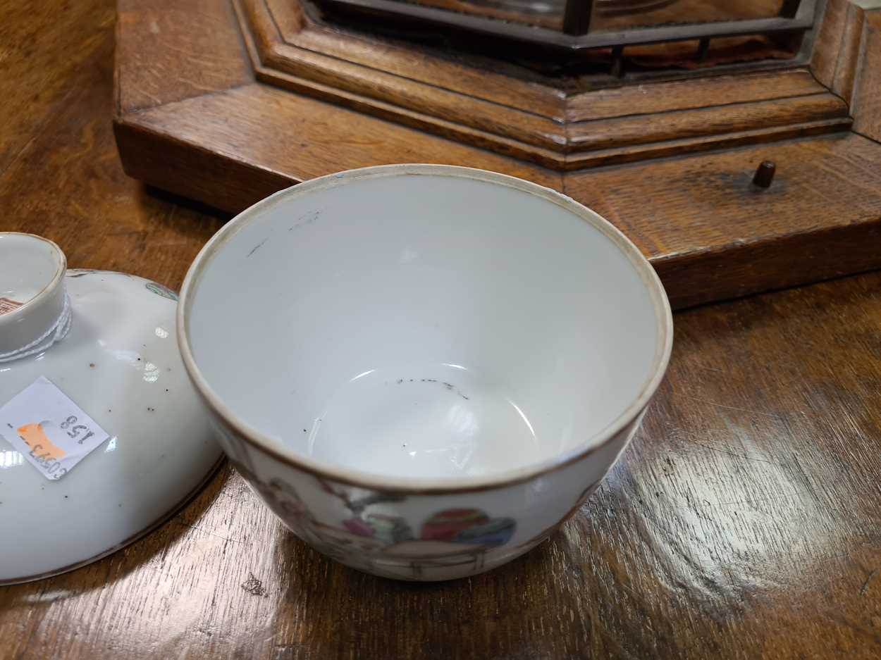 Two similar famille rose bowls and covers, late Qing Dynasty/early Republic Period, - Bild 25 aus 25