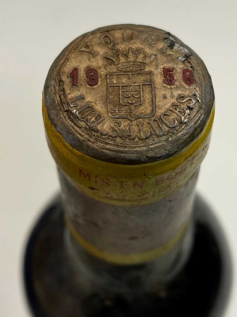 Chateau D'Yquem, Sauternes 1er Grand Cru 1958, a half bottle, level very top shoulder, label - Bild 3 aus 3