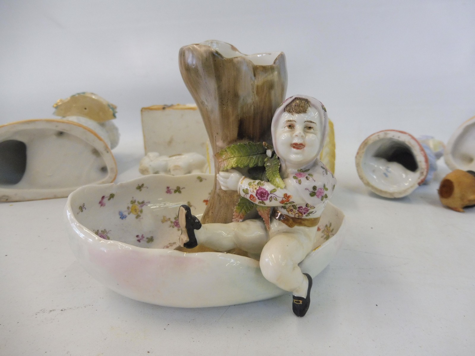 A collection of mostly 19th/early 20th Century Continental porcelain ceramics including a pair of - Image 4 of 4