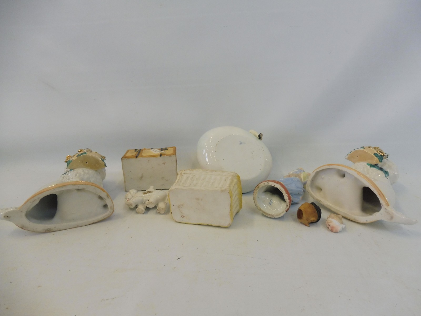 A collection of mostly 19th/early 20th Century Continental porcelain ceramics including a pair of - Image 3 of 4