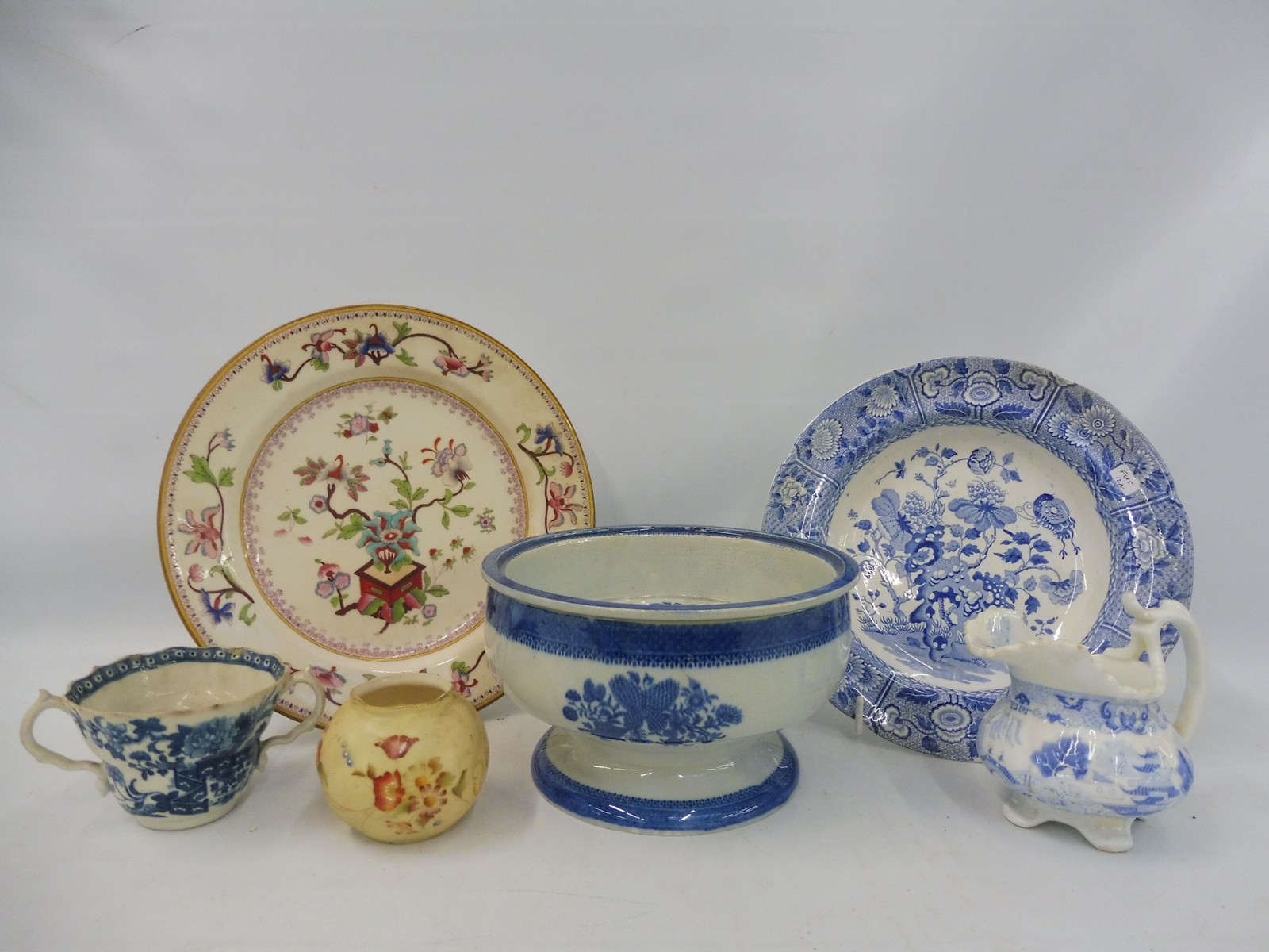 A 19th Century blue and white 'pearlware' pedestal bowl and liner, possibly Worcester, 8"