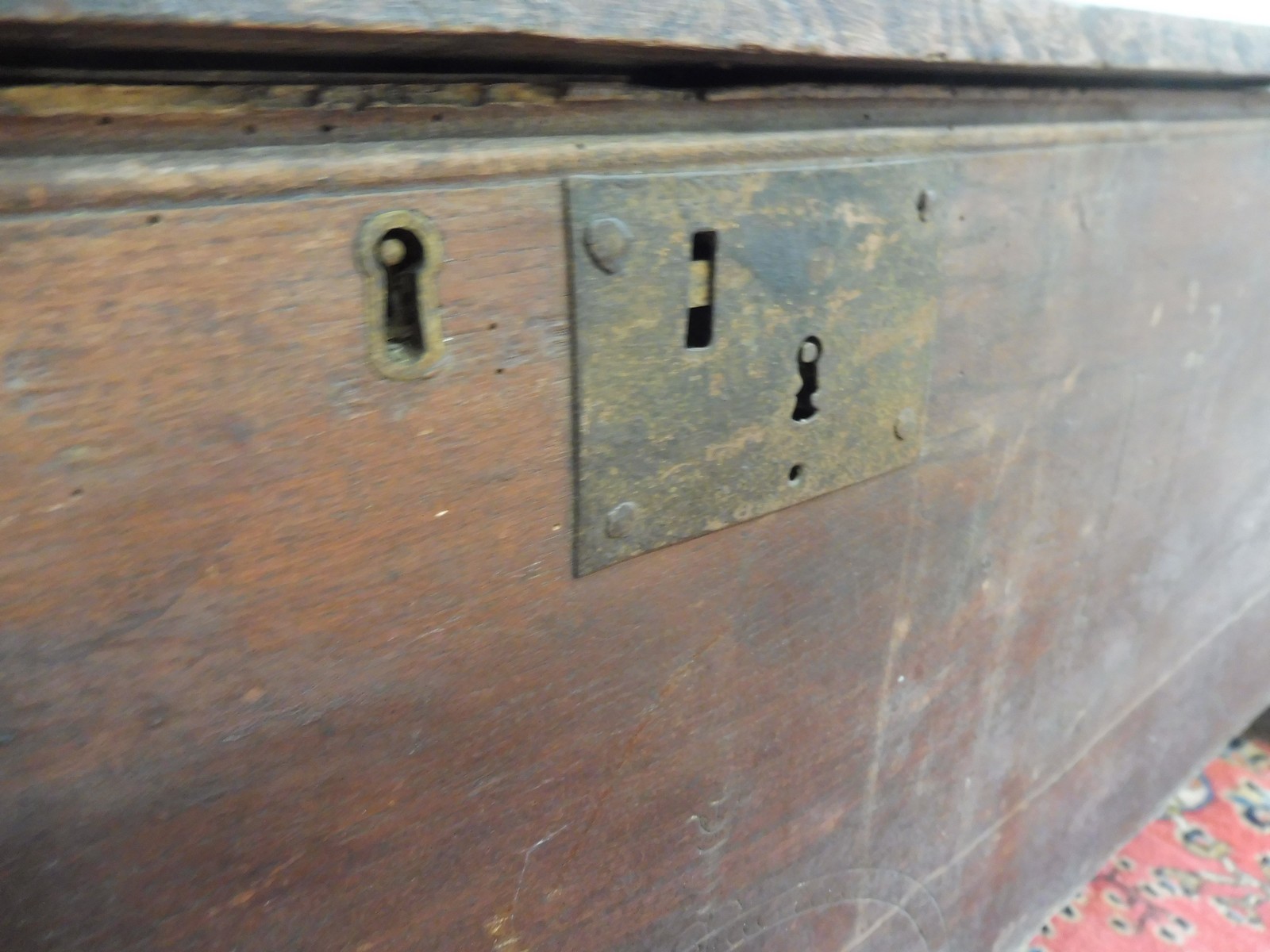 A long 18th Century elm coffer, 51" w x 19 1/2" h x 16" d. - Image 4 of 6